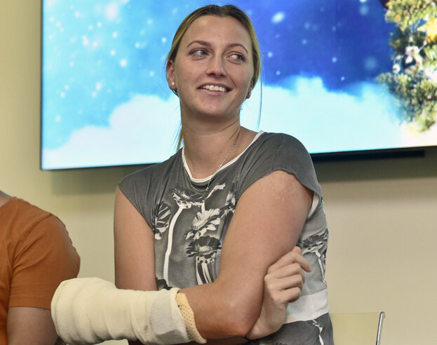    Петра Квитова с гипсом на руке.