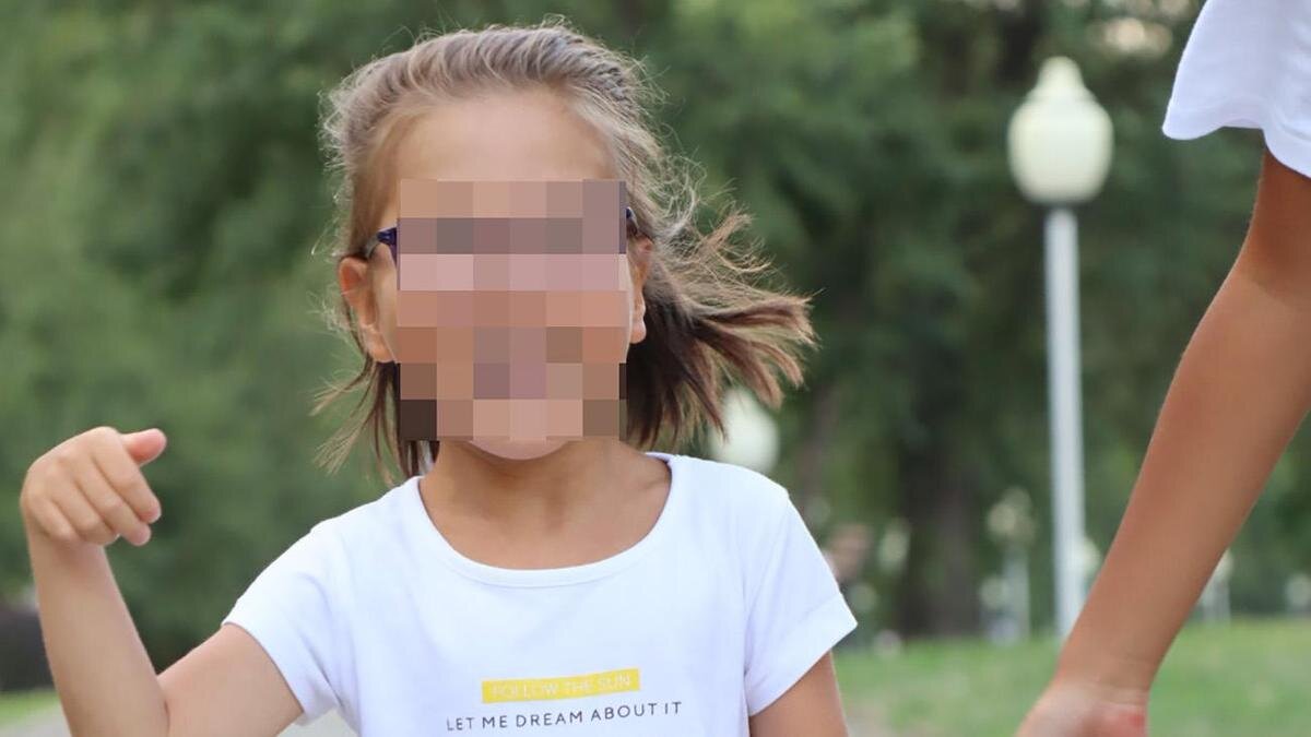    Девочка идет по улице с мамой:из личного архива