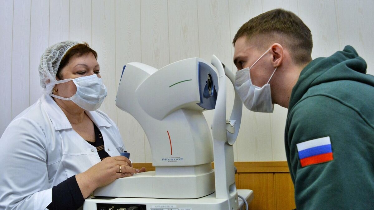    Призывник во время прохождения военно-врачебной комиссии в объединённом военном комиссариате Чертановского района Южного административного округа в Москве© РИА Новости / Александр Мельников
