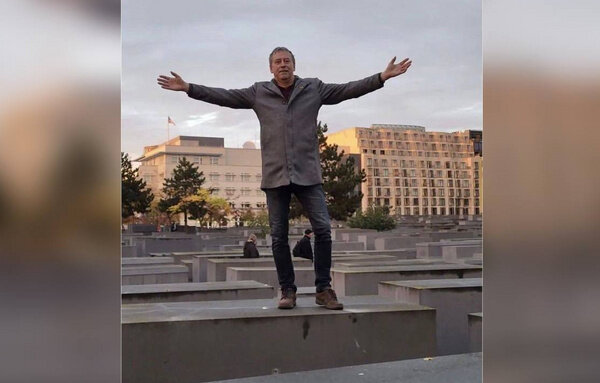 Немецкий политик сфотографировался на плитах Мемориала памяти жертвам холокоста в Берлине. Фото © Leandro Romão