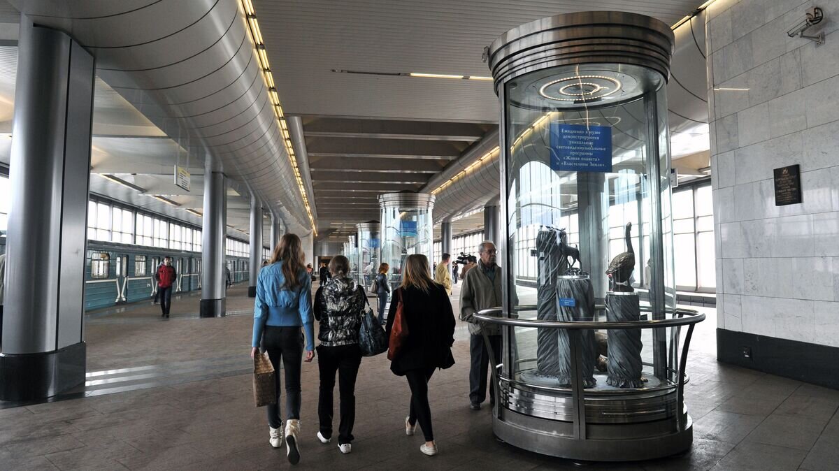    Пассажиры на станции московского метрополитена "Воробьевы горы"© РИА Новости / Владимир Песня