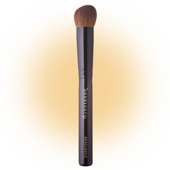 
купить4900 руб.Кисть для тона Neoclassic N1, AnnbeautyВо-первых, кисть мягкая и не царапает кожу, красить лицо ей одно удовольствие. Во-вторых, она плотная, что позволяет нанести тон ровно, без пятен и полосок. Кисть хорошо тушует, создавая тонкое, невесомое покрытие — смотрится натурально, при этом хорошо маскирует прыщики. Скошенный край позволяет легко прокрасить область носа, а также подбородок. На мой взгляд, кисть собрана супергармонично — средний размер, удобная форма, высокая плотность и стильный дизайн. Да, дорого. Но, судя по моим прошлым кистям Annbeauty, служить будет долго: не развалится и не затвердеет через пару помывок.