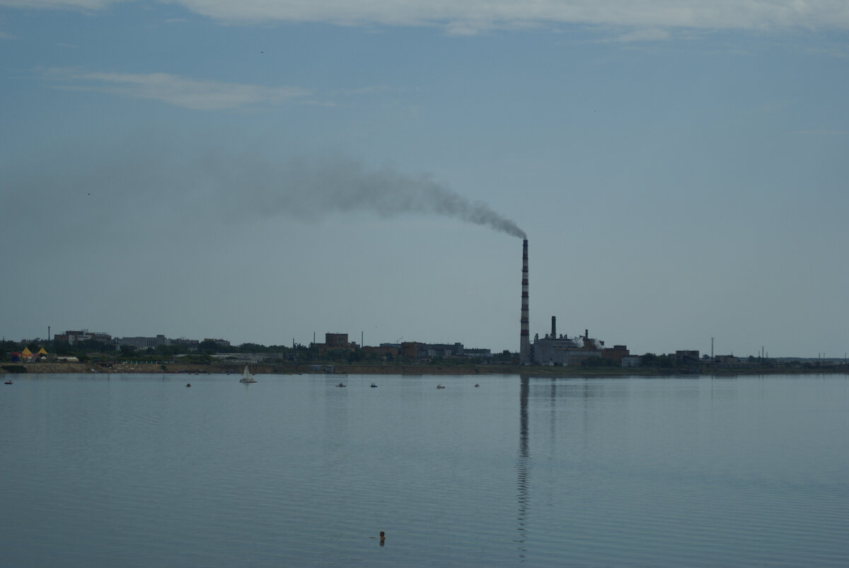 Вид с озера на левый берег