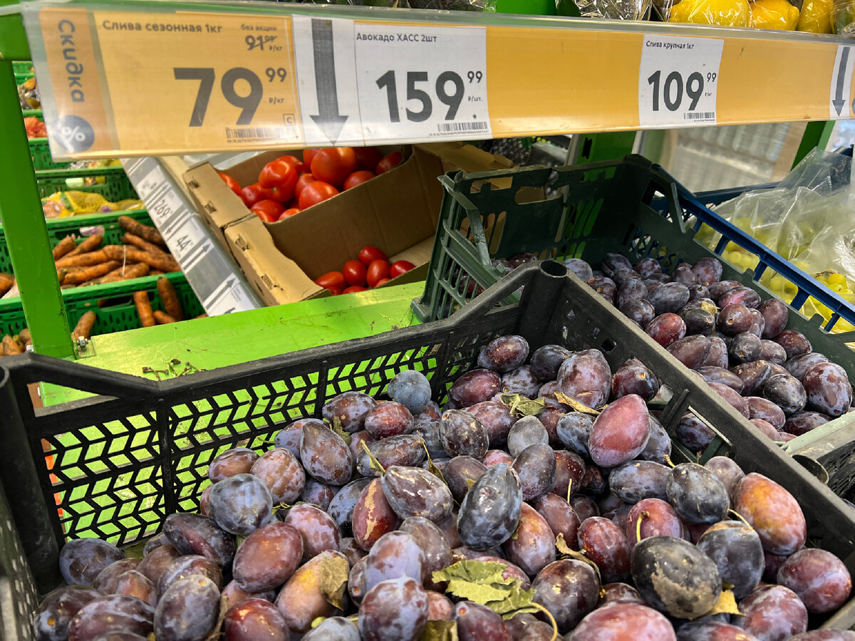 Фото Аллы Анискиной. Октябрь на дворе, а слива в магазине ещё продается и по доступной цене.