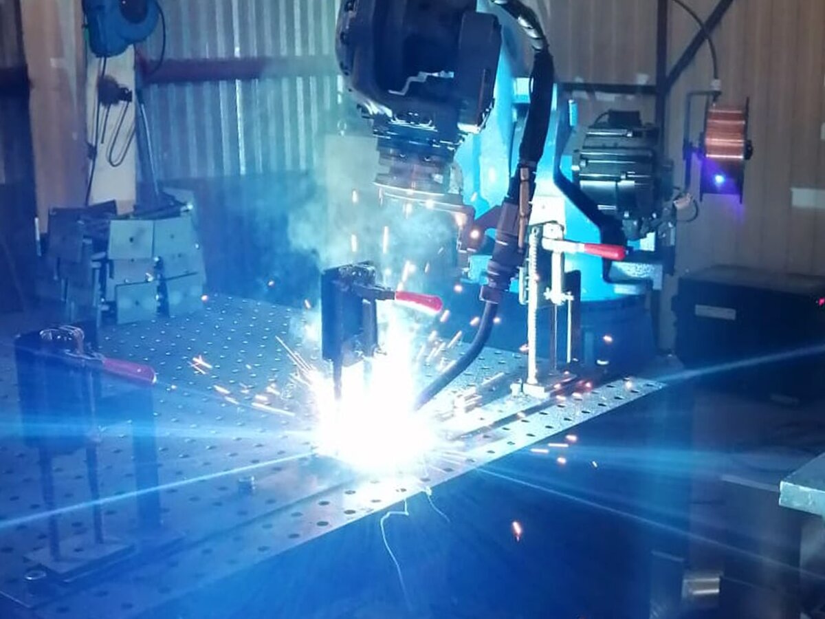 Сварочный роботизированный пост в компании ИМБИТ. Изображение с сайта imbit.ru.