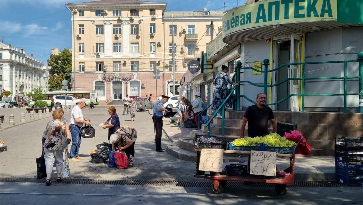     В Ростове продолжаются мероприятия по противодействию незаконной торговли на Соборной площади и других улицах города, об этом сообщил начальник Управления торговли и бытового обслуживания города Ростова-на-Дону Константин Тихонов.