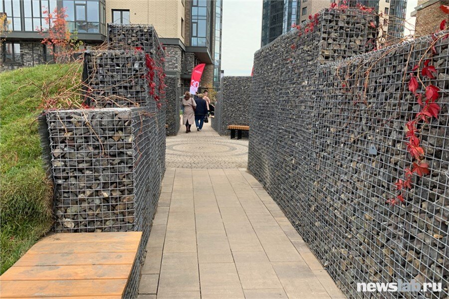 Подойти ко входу во двор можно через тоннель из габионов. Со временем каменные стены затянут ползучие растения, например девичий виноград. Внутри тоннеля из габионов (это сетчатые стены, заполненные камнями) есть лавочки. Тут можно спрятаться от шума и посидеть в жару в тени