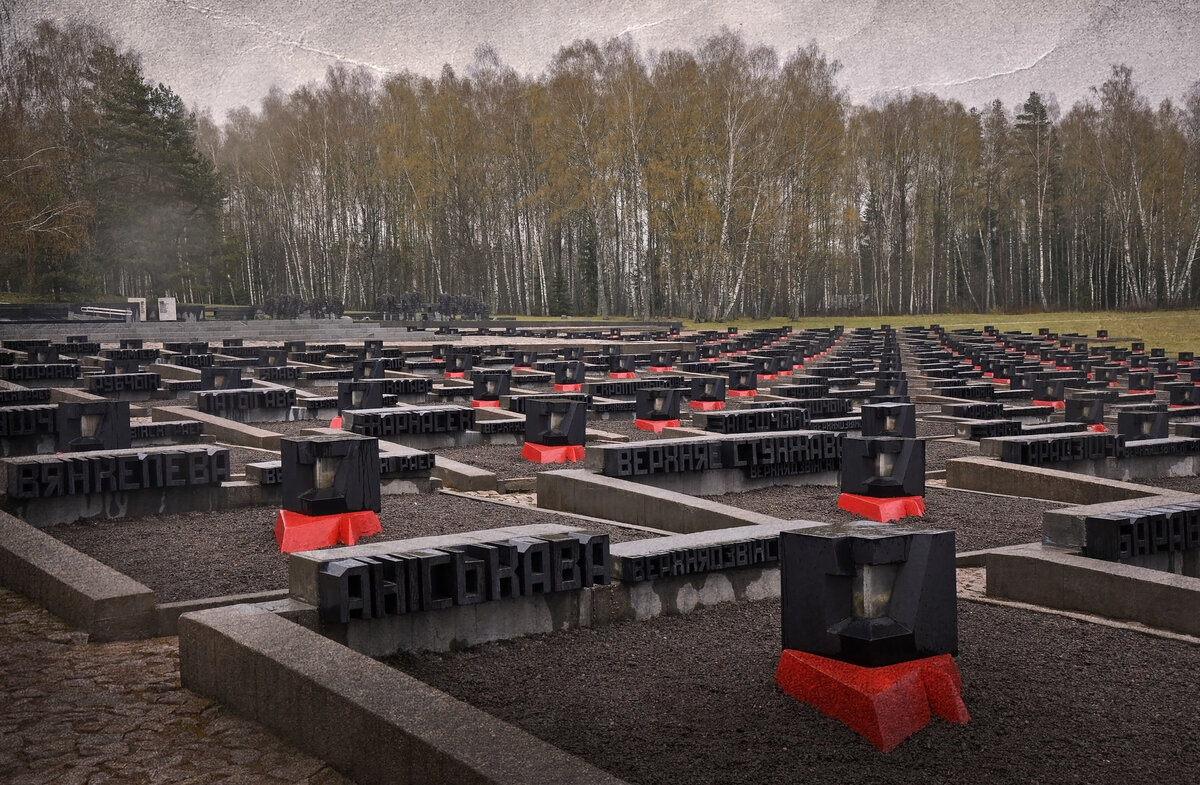 Кладбище деревень в мемориальном комплексе Хатынь. Деревни и их жителей вместе с детьми постигло именно то, о чем с экрана говорил Красовский
