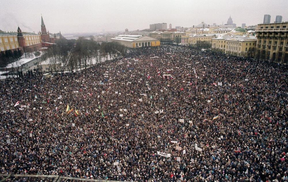 4 января 1991года, после ввода советских танков в Вильнюс, на Манежной площади в Москве прошел митинг солидарности с Литвой. В числе лозунгов – «Руки прочь от Литвы!» и «Сегодня Литва, завтра – Россия» (к слову, так и случилось, в августе). В митинге приняли участие до 500 тыс. человек. 