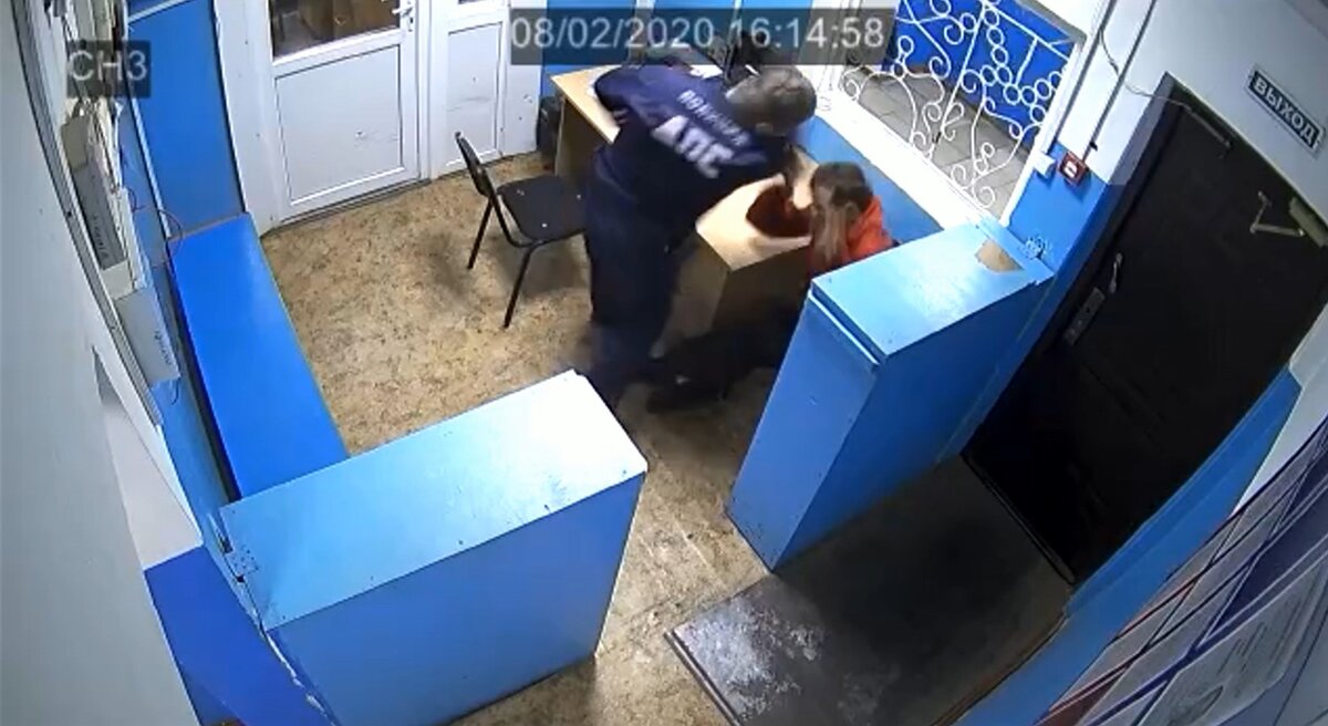 Фото: скриншот с камеры видеонаблюдения в отделе полиции