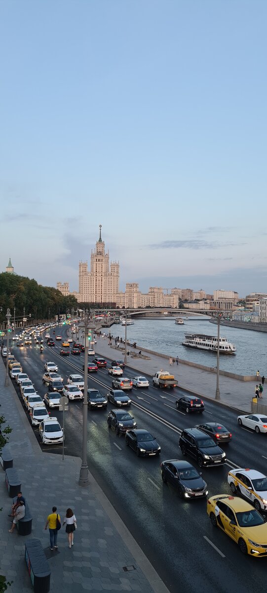 Прекрасный летний вечер в Москве, по улицам которой мчит черный кабриолет с Майком и Полли.