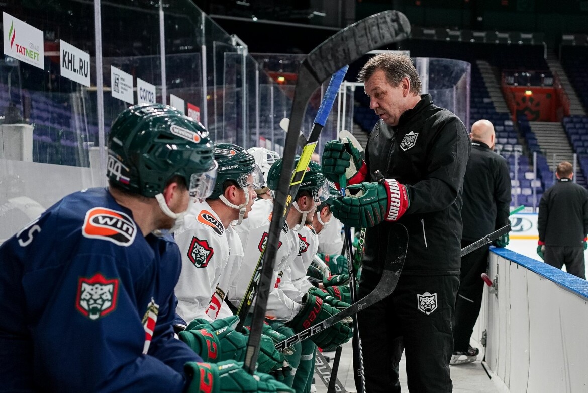 ​По информации «ТИ-Спорт», накануне в «Ак Барсе» состоялся совет, на котором Знарка могли отправить в отставку, но тренер удержался в своем кресле. Фото: ak-bars.ru