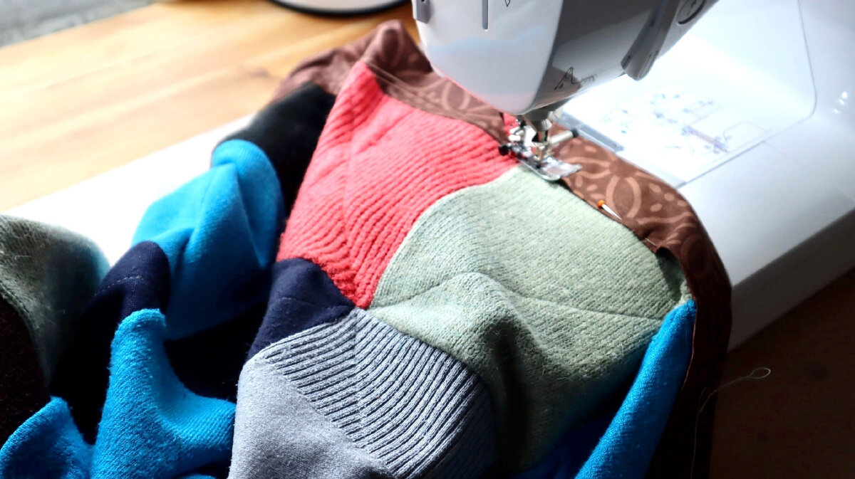 Родственники собрали старые свитера и кофточки и привезли мне на ...