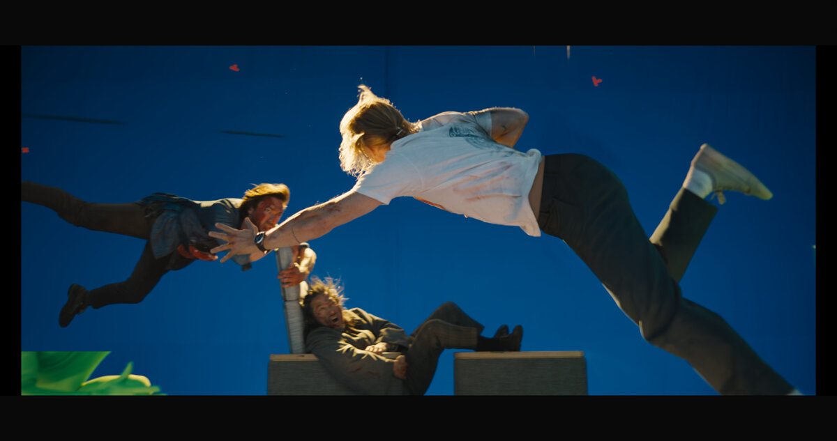 До и после применения FX. «Быстрее пули» (2022).