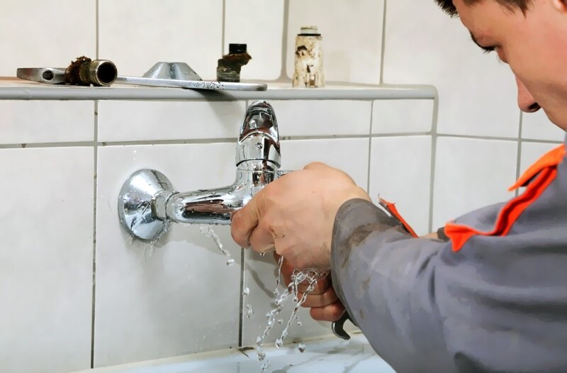 Небольшая утечка воды — это не просто неприятность, если вы позволяете ей продолжаться слишком долго