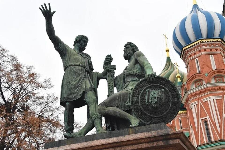 Безусловно, самый известный памятник Минину и Пожарскому. Пожарский сидит, потому что был ранен годом ранее, в 1611 г., во время первого ополчения.