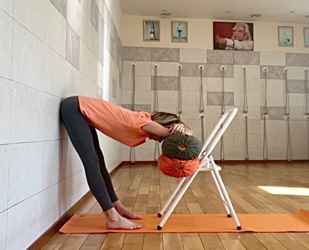 Уттанасана с опорой