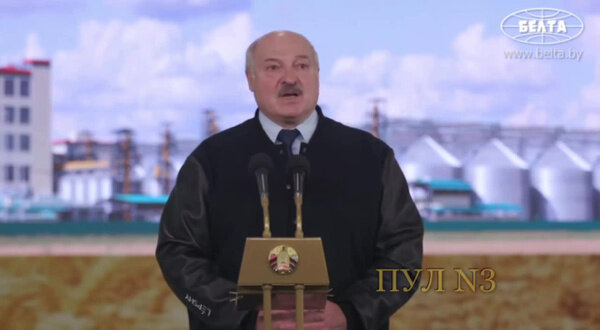 Лукашенко заявил, что раньше относился к Зеленскому как к сыну. Видео © Telegram / Пул № 3