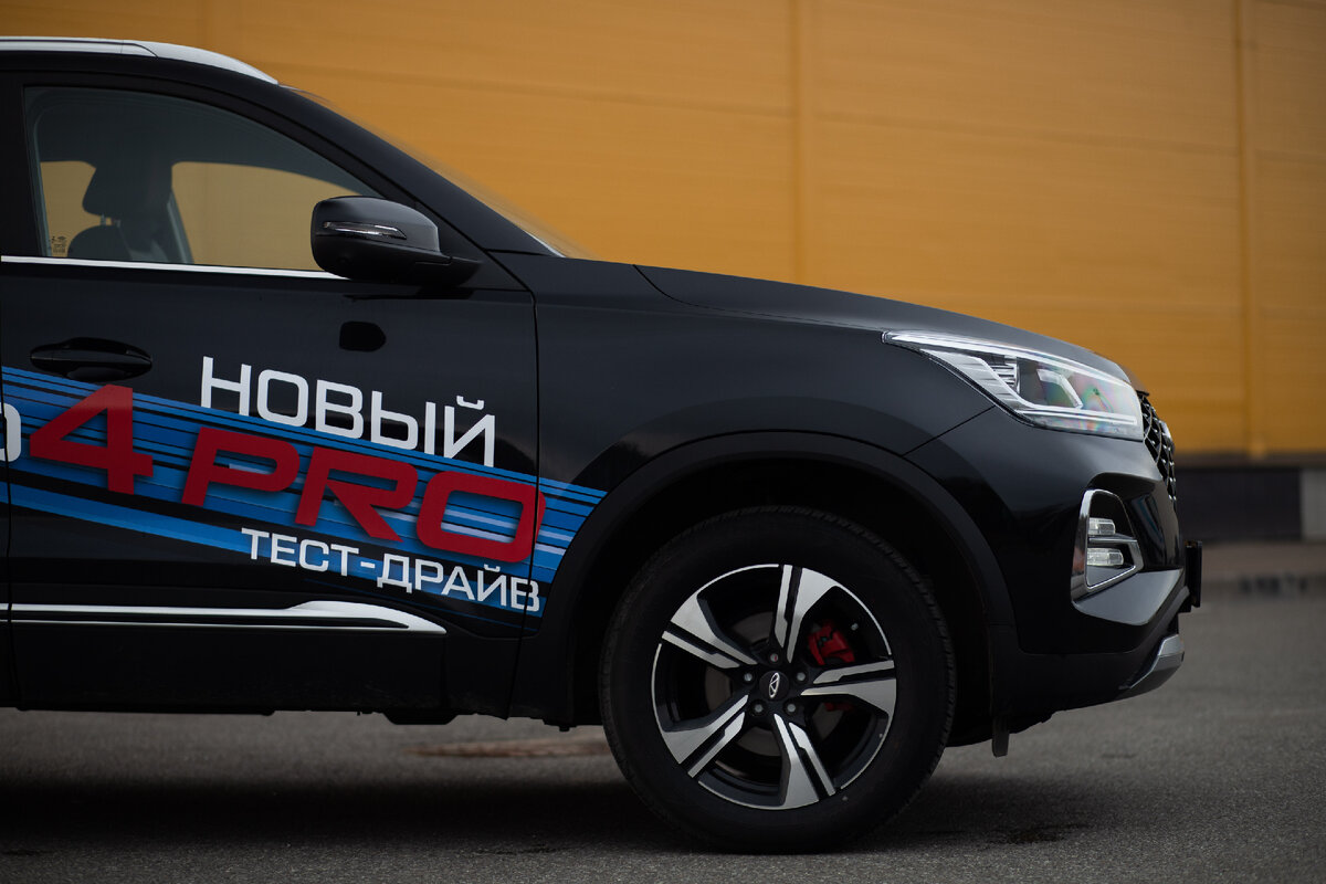 Стилистические изменения коснулись и переднего бампера – в частности, дневные светодиодные ходовые огни теперь выполнены в виде сдвоенных светодиодных полос и обрамлены G-образным элементом отделки