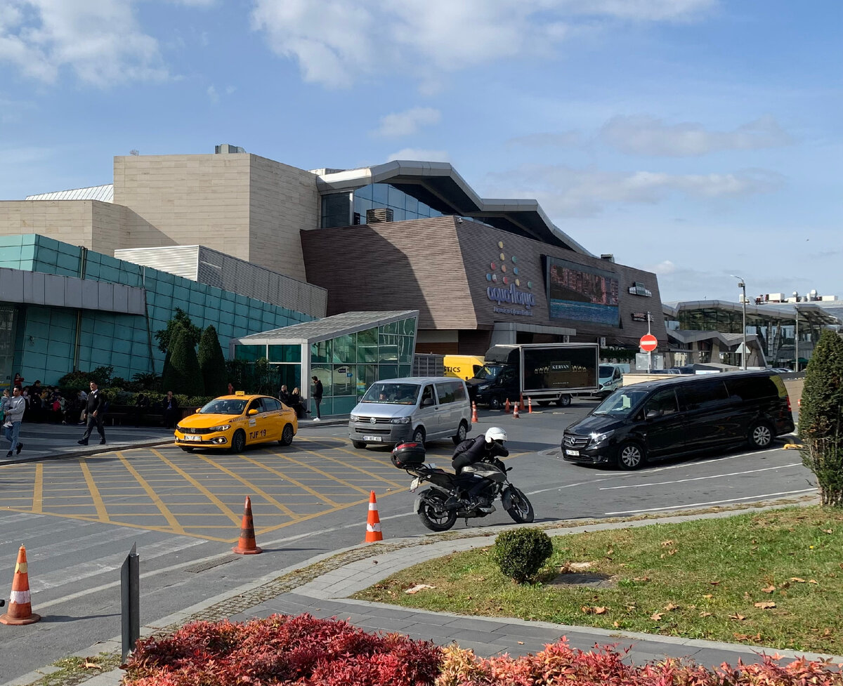 Фасад ТЦ. Вид с дороги