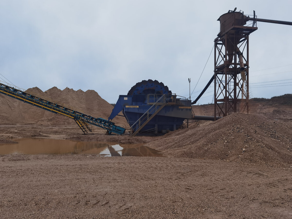 Работа грохота с конвейерной лентой на карьере