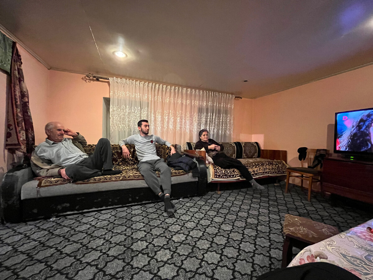 Дедушка, брат и бабушка смотрят телевизор. Я за кадром. У нас тут по выходным вечерний просмотр турецких сериалов. 