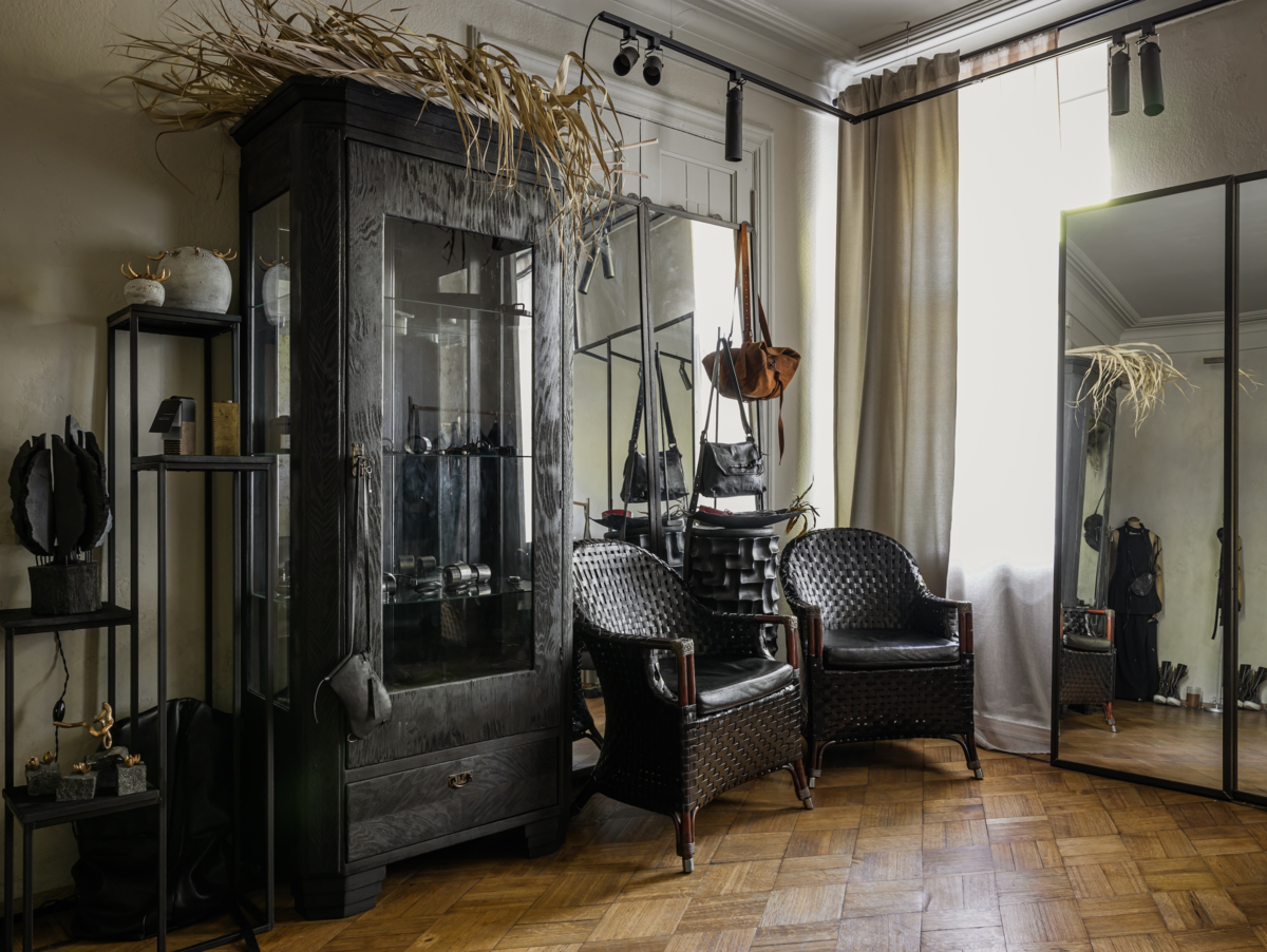 Шоурум с украшениями и мебелью WILDHORN и вещами дружественных дизайнеров. Кресла куплены на “Авито”. 