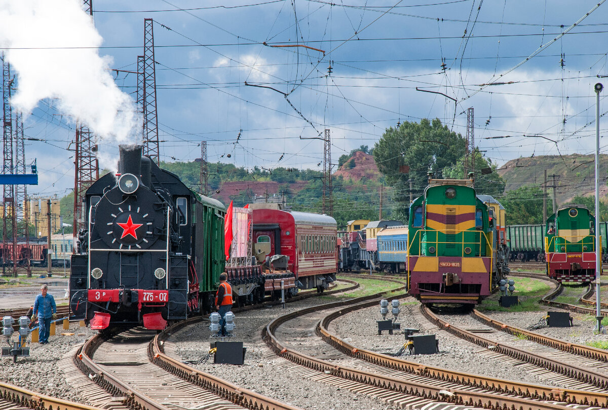 Паровоз Эр775-07 с ретро-поездом в Рутченковском парке станции Донецк. 7 сентября 2013 года.