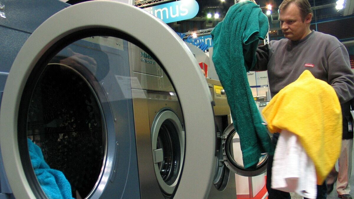    Мужчина кладет вещи в стиральную машину© РИА Новости / Владимир Вяткин