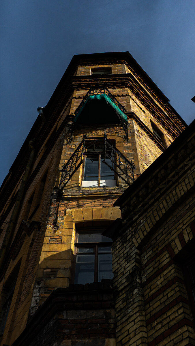 Балкон на фото - разрушился несколько лет назад, при этом пострадал человек...