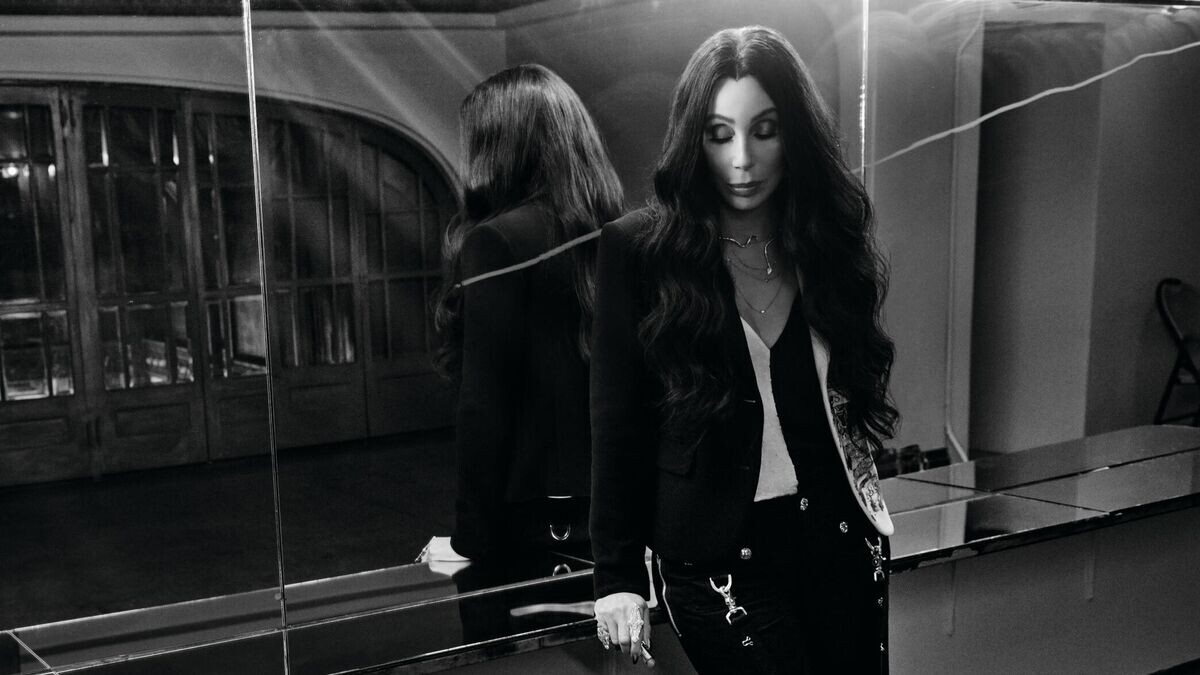    Шер в календаре Pirelli-2022 "В дороге". Май © Фото : Pirelli Calendar by Bryan Adams