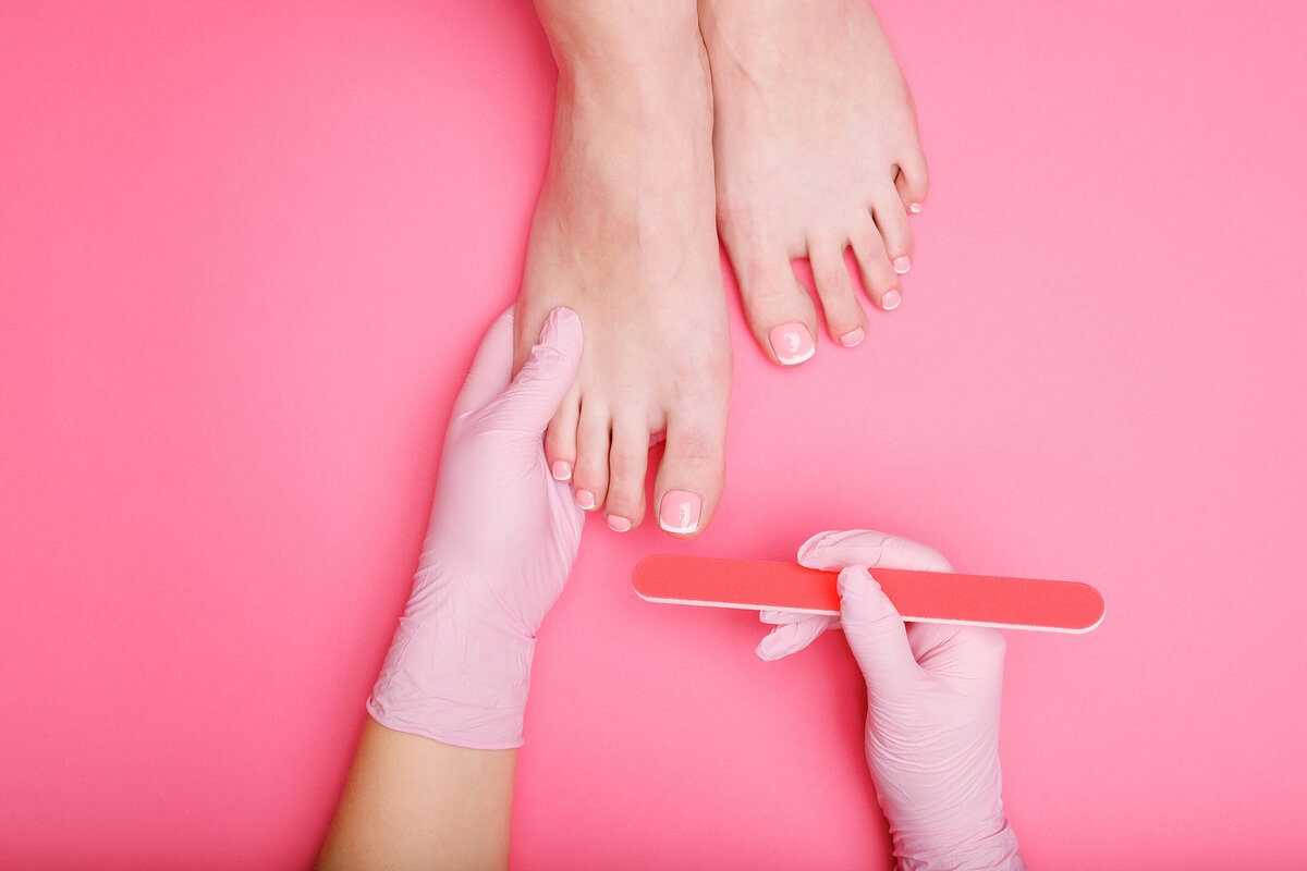     Спасай ногти! 9 признаков того, что твой мастер делает педикюр неправильно