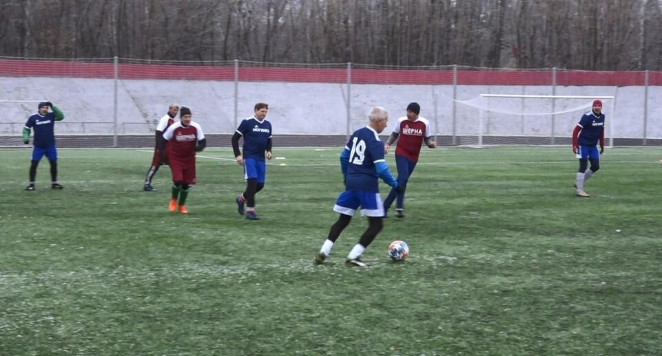 Товарищеский матч между ветеранами футбольных клубов «Шерна» и «Ногинск» провели в Богородском округе. На поле вышли игроки старше 50 и 60 лет.-2