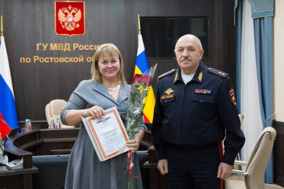     Олег Павлович вручил благодарственное письмо редактору Ростовского филиала "Комсомольская правда" Ольге Гопало. Фото: ГУ МВД России по РО.