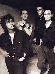 Группа Кино состоит из 4 участников. Юрий Каспарян, Александр Титов, Игорь Тихомиров, а так же Виктор Цой. Когда они сели и размышляли как же будет называться  новая группа. Тогда группа кино выглядела немного иначе и они накидывали разные варианты. Но тут Виктор Цой предложил название «КИНО» Его аргумент был прост, Кино- ничего сложного, не имеет глубокого смысла, простое название. А ведь в таком названии мы услышали много легендарных песен…