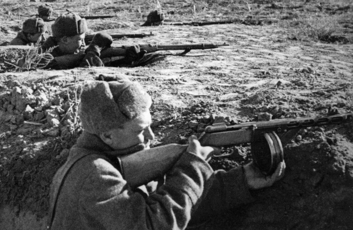 Советские солдаты в окопах.