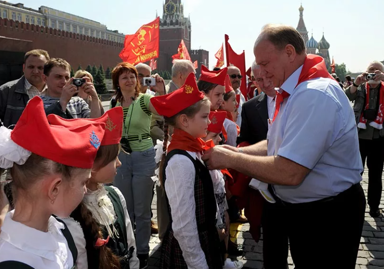 Лидер КПРФ Геннадий Андреевич Зюганов лично ежегодно принимает детей в пионеры на Красной Площади