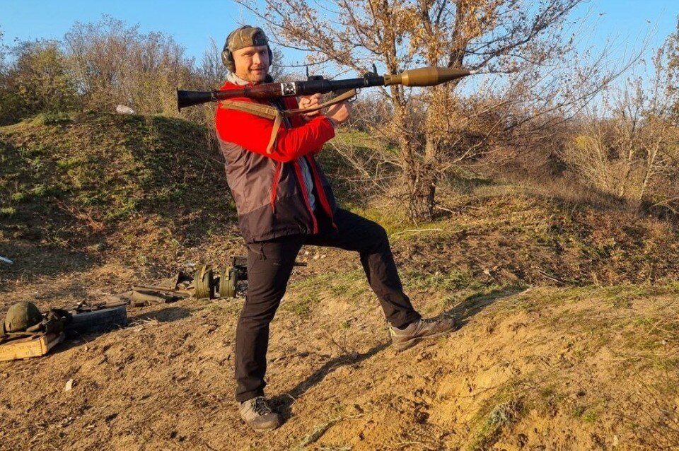    Юрий Озаровский сейчас много времени проводит на полигоне, где проходят стрельбища. Фото: t.me/MoreOz