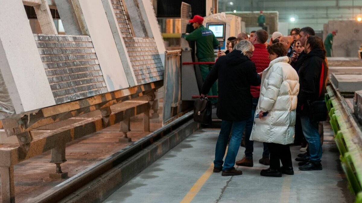     В рамках сезона "Архитектурные четверги - 2022" в Нижнем Новгороде архитекторы, эксперты, представители компаний-застройщиков и другие игроки строительного рынка побывали на заводе KM PRECAST. Организовали экскурсию группа компаний "Каркас Монолит" и Дом архитектора.