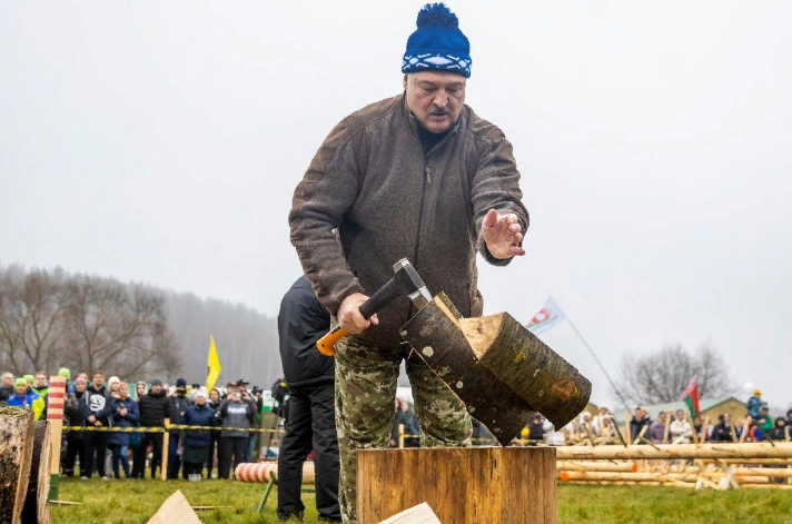 Надо бы Лукашенко предложить провести чемпионат по колке дров среди лидеров европейских государств. Главный приз - машина дров плюс то, что сам наколол. (фото с сайта mlyn.by)