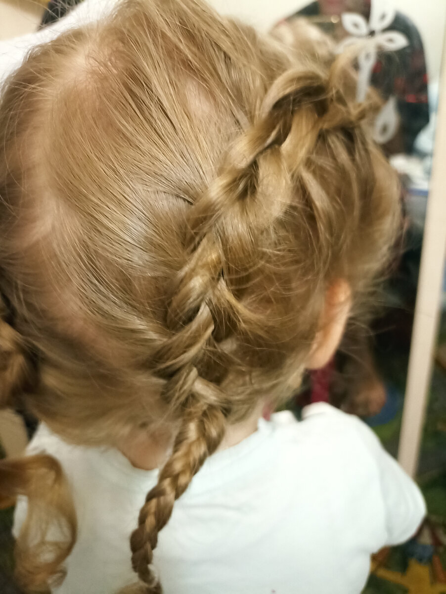 Нике пытаюсь плести косички. Получается ерунда. Кате в этом возрасте уже всякое плела)