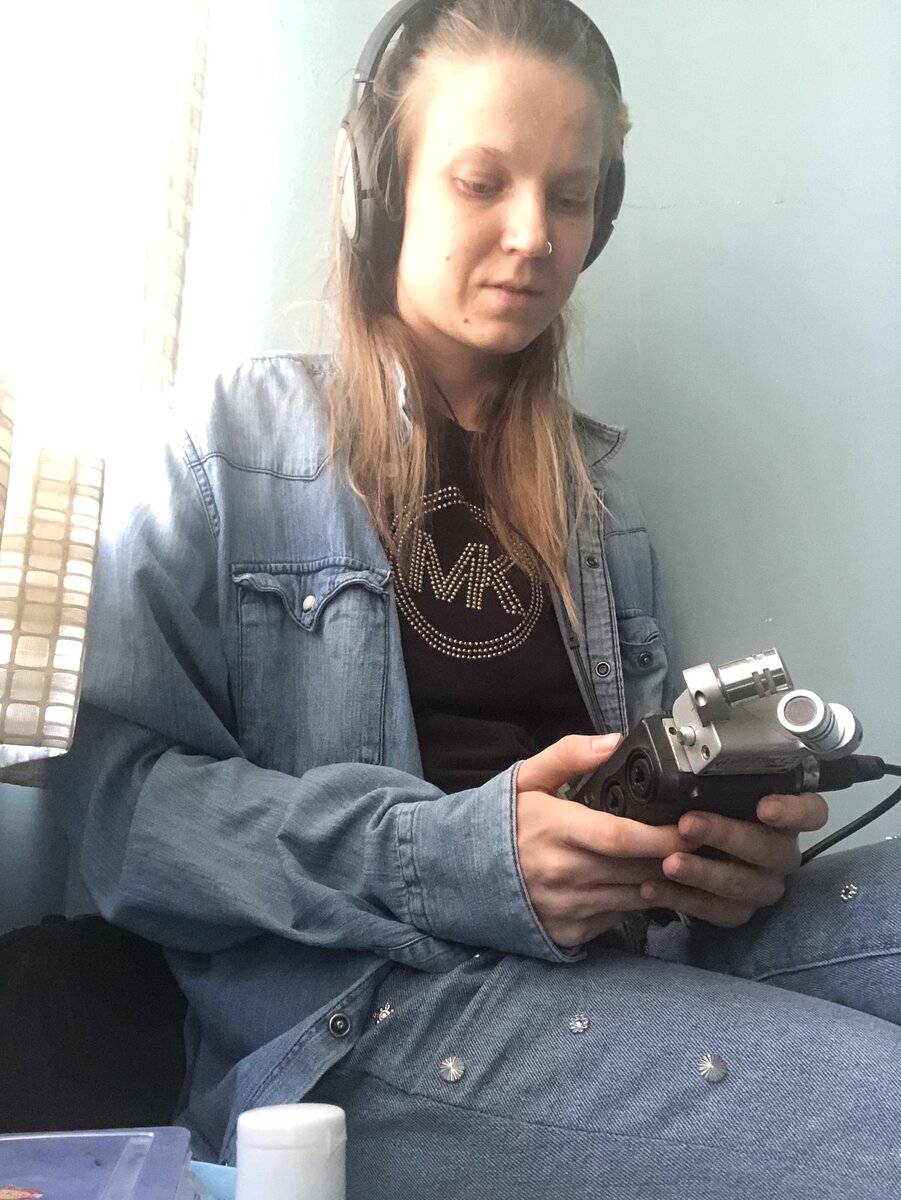 Ассистирую со звуком)