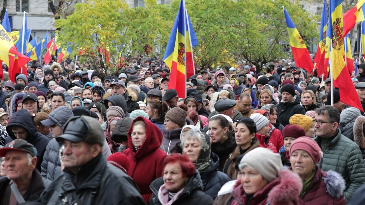    Участники акции протеста оппозиции, обвиняющие действующую власть в неспособности справиться с кризисом в Молдавии, перед зданием генеральной прокуратуры Молдавии в Кишиневе© Sputnik / Родион Прока