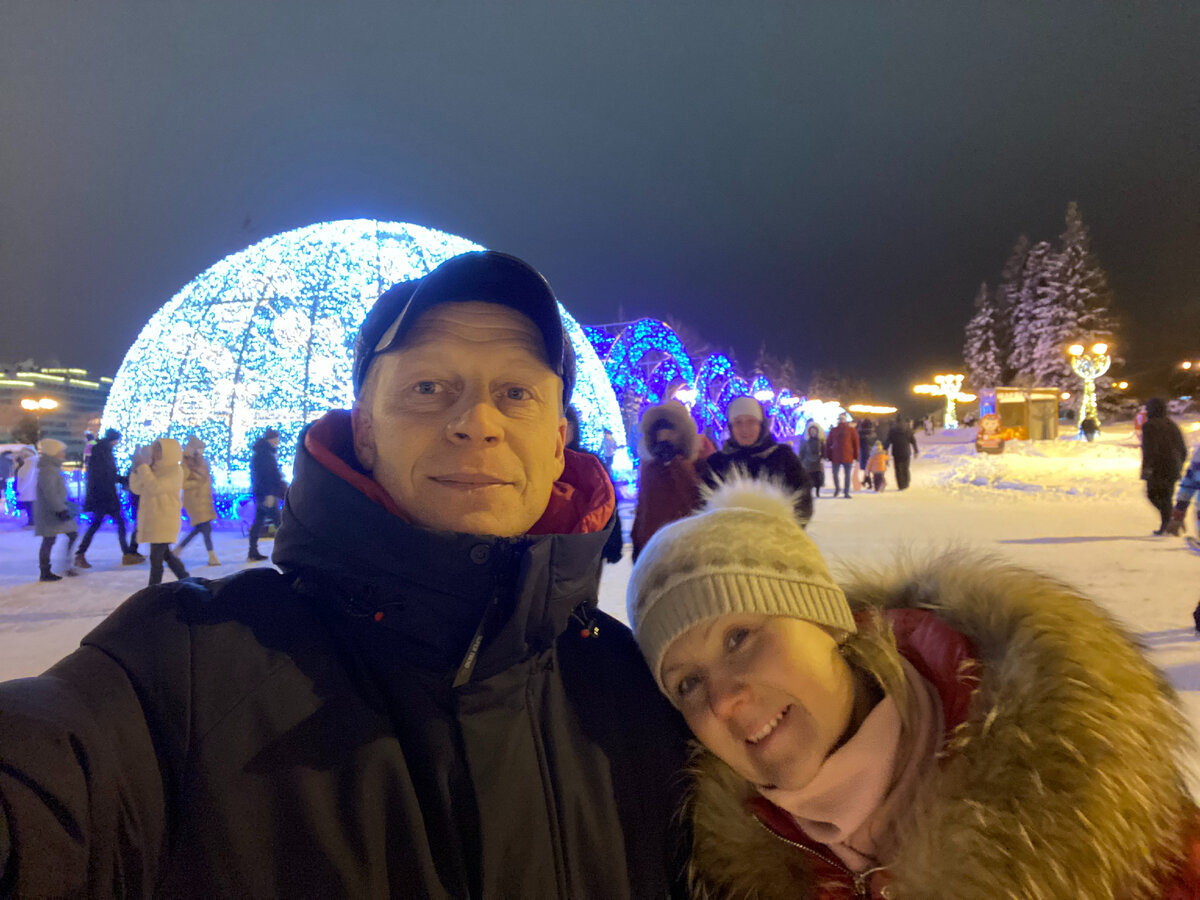 Павел и Ирина Бочкаревы на площади Салавата Юлаева. Фото автора.