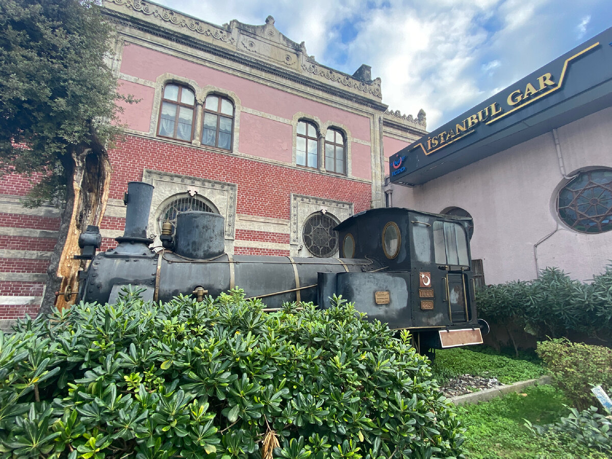 Розовые стены старого вокзала и ретро-поезд | Личное фото