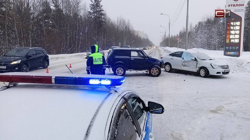    На одном из сургутских перекрестков ДТП с двумя легковушками