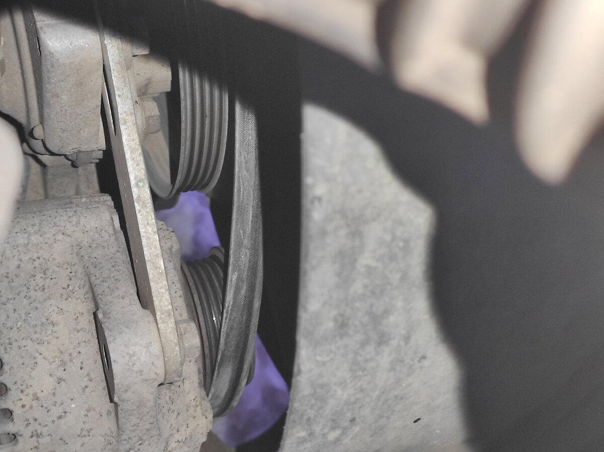 А там вот такая картина, слетел ремень с генератора!!!  Но с какого .....????