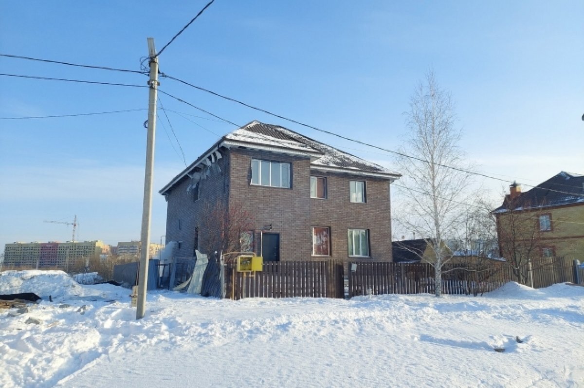    После взрыва в доме уцелело только два окна, а по стенам пошли трещины.