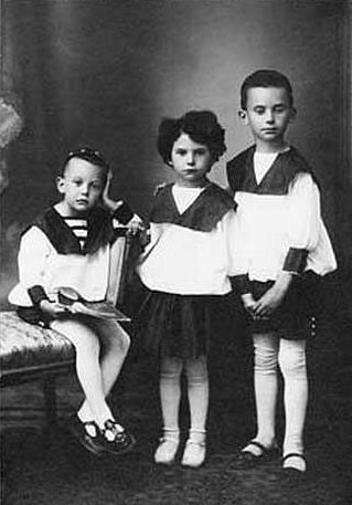 Леонид Гайдай с сестрой Августой и братом Сашей источник: kino-teatr.ru