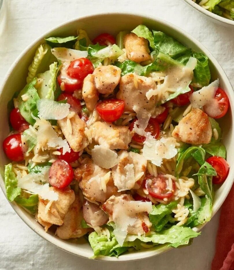 Салат цезарь с курицей.